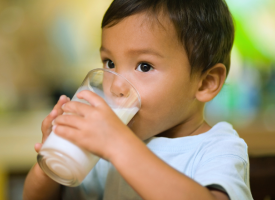Child driinks milk 