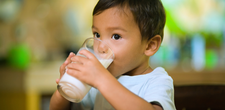 Child driinks milk 